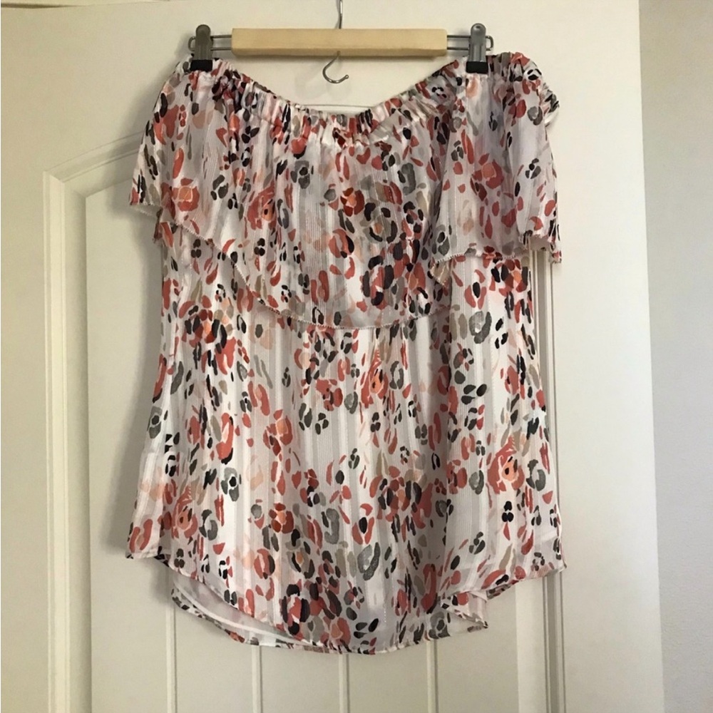 Good stylish top.  Beautiful colors.